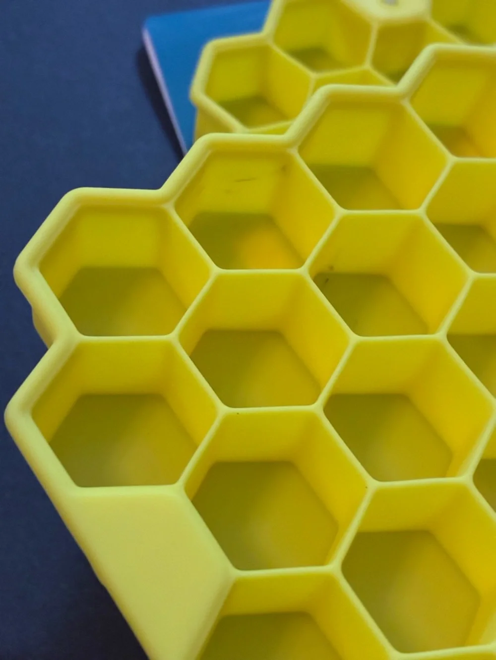 Honeycomb ice cube tray set